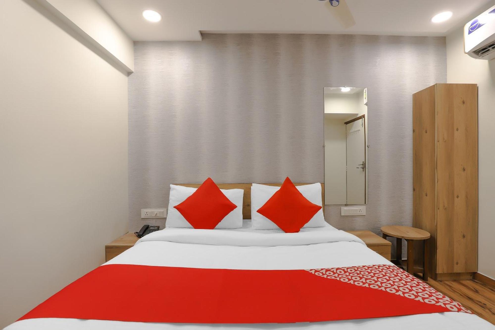 Oyo Hotel Shree Niwas Ahmedabad Extérieur photo