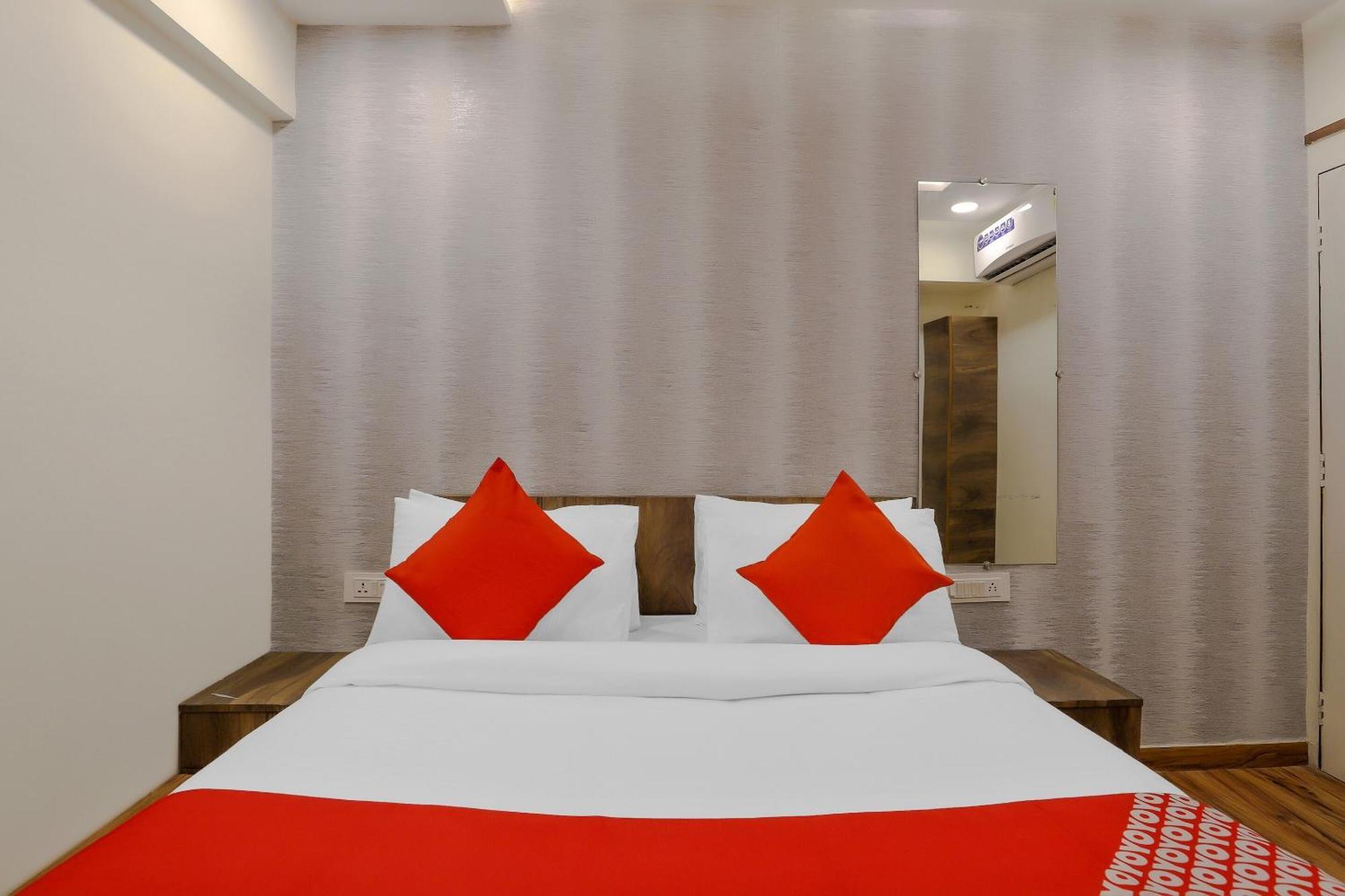 Oyo Hotel Shree Niwas Ahmedabad Extérieur photo