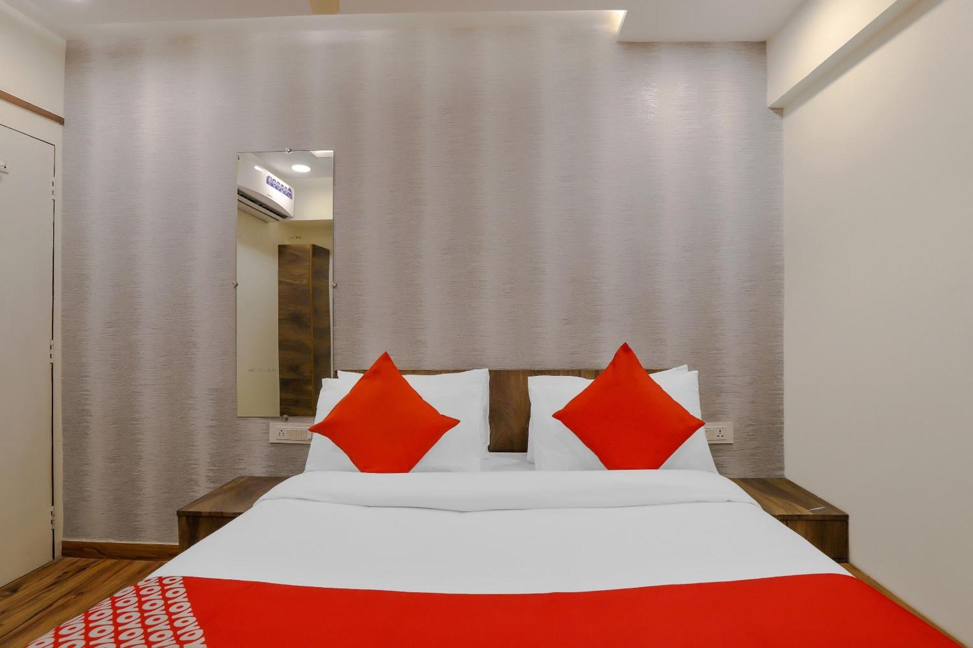 Oyo Hotel Shree Niwas Ahmedabad Extérieur photo